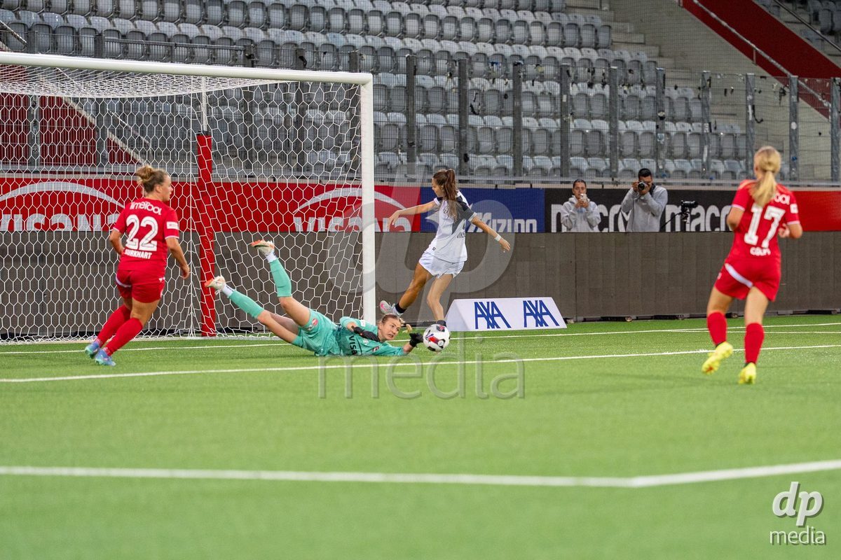 Switzerland: AXA Womens Super League 2025/26, FC Thun vs FC Zurich - Stockhorn Arena, Thun: Daria Willimann (16 Thun) in action