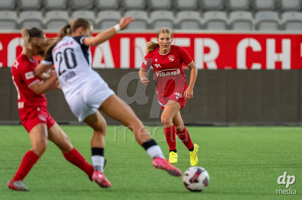 Switzerland: AXA Womens Super League 2025/26, FC Thun vs FC Zurich - Stockhorn Arena, Thun: Lara Colpi (17 Thun) look for the ball