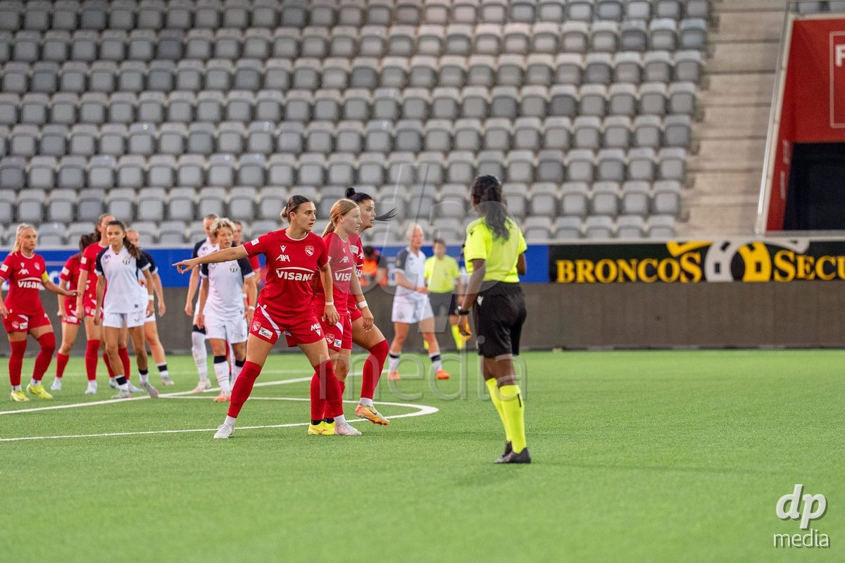 Switzerland: AXA Womens Super League 2025/26, FC Thun vs FC Zurich - Stockhorn Arena, Thun: Jael Jost (77 Thun), Lara Colpi (17 Thun) and Mimoza Hamidi (7 Thun) defending