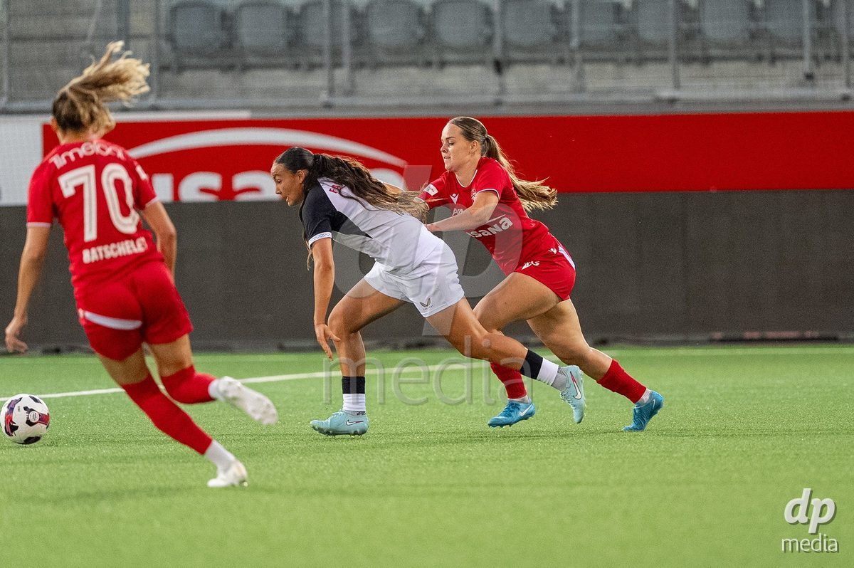 Switzerland: AXA Womens Super League 2025/26, FC Thun vs FC Zurich - Stockhorn Arena, Thun: Rilana Ueltschi (29 Thun) in duel with Shanae Tsawa (16 Zurich)