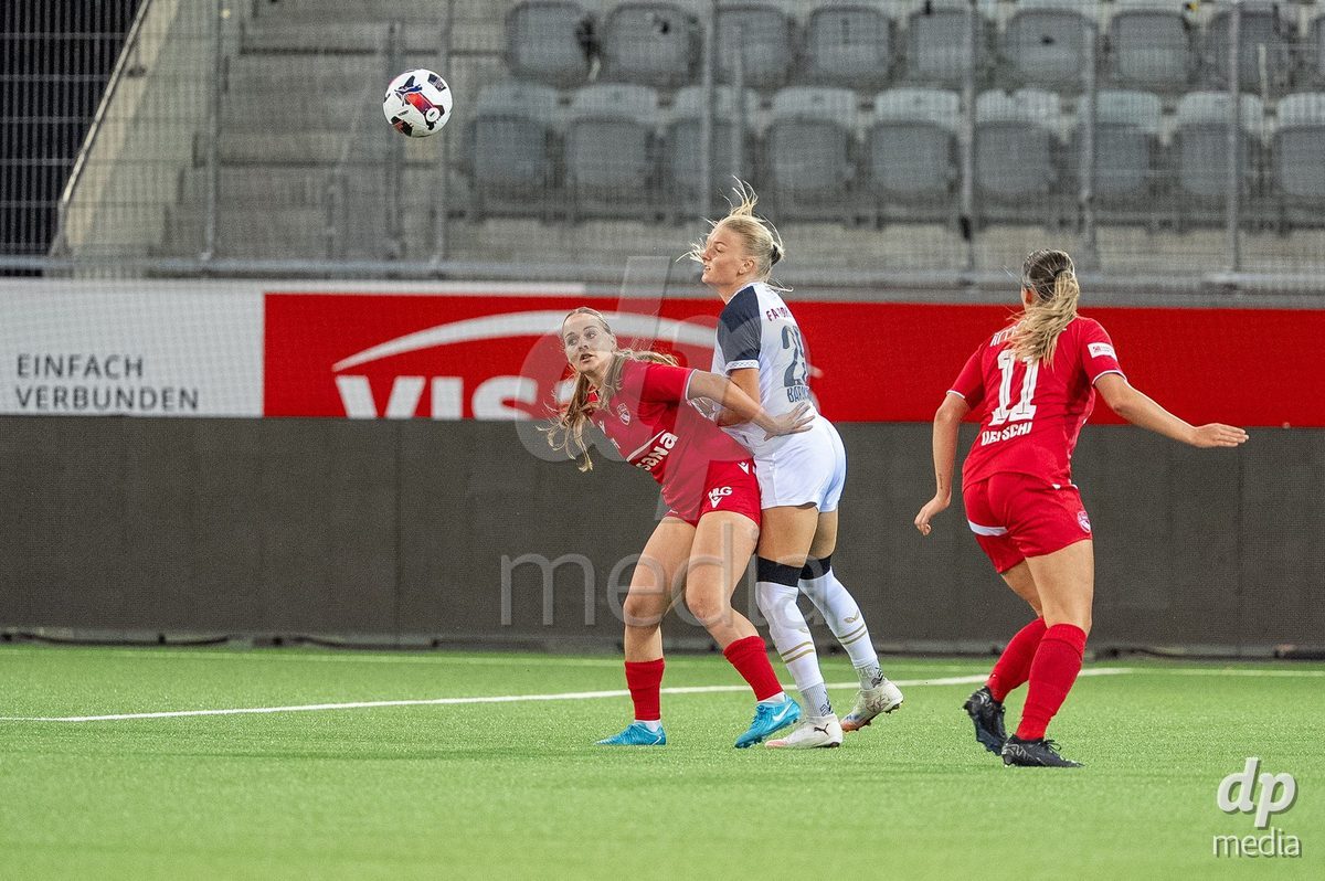 Switzerland: AXA Womens Super League 2025/26, FC Thun vs FC Zurich - Stockhorn Arena, Thun: Rilana Ueltschi (29 Thun) in duel with Romy Baraniak (25 Zurich)