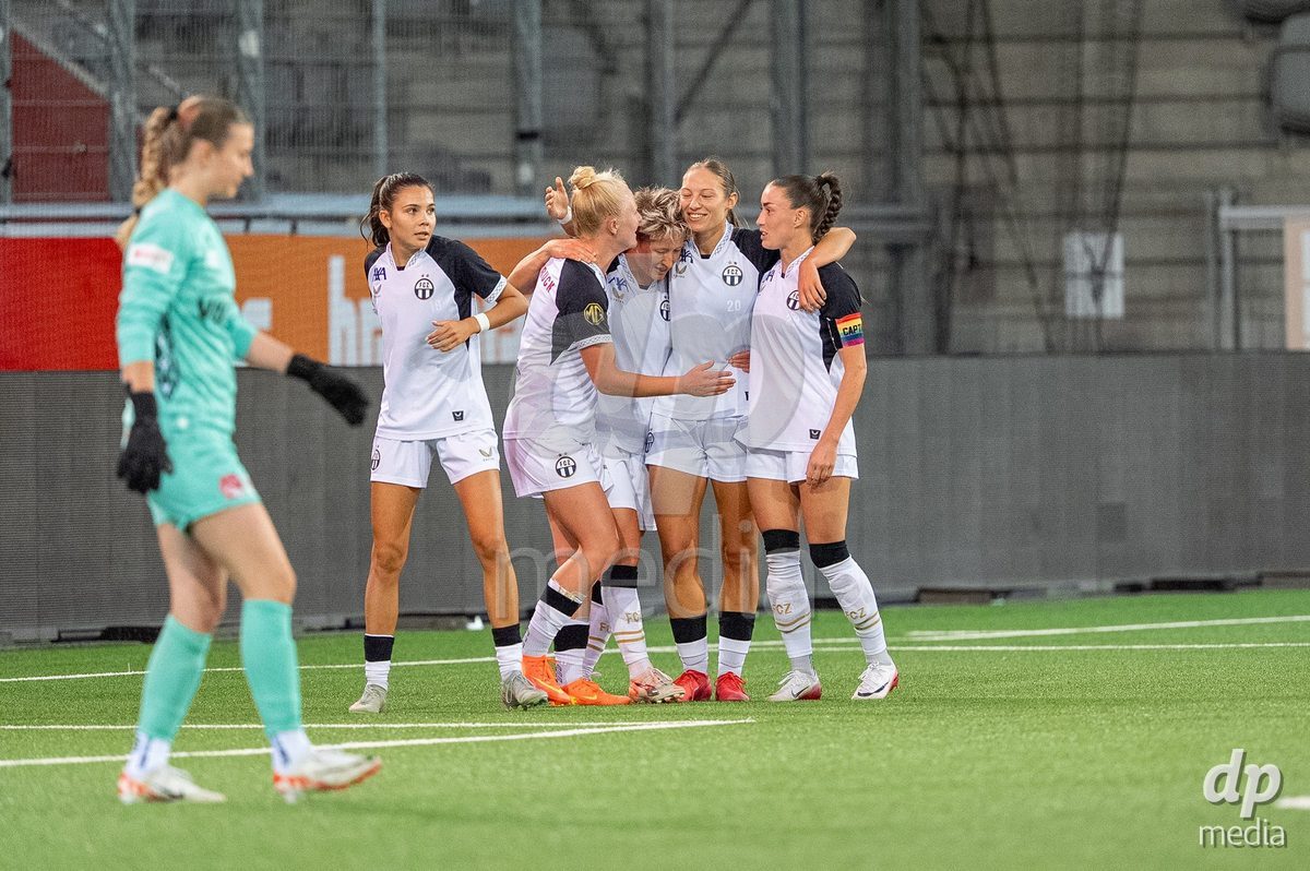 Switzerland: AXA Womens Super League 2025/26, FC Thun vs FC Zurich - Stockhorn Arena, Thun: Chiara Fabienne Bücher (Chiara Fabienne Bucher) (9 Zurich) celebrates after scoring her team's second goal with teammates