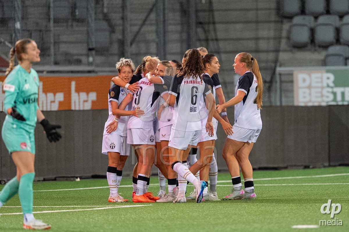 Switzerland: AXA Womens Super League 2025/26, FC Thun vs FC Zurich - Stockhorn Arena, Thun: Chiara Fabienne Bücher (Chiara Fabienne Bucher) (9 Zurich) celebrates after scoring her team's second goal with teammates