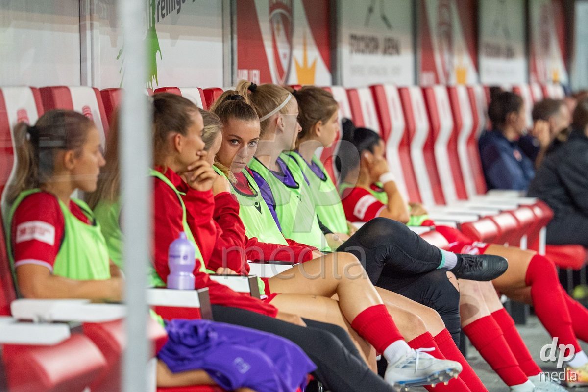 Switzerland: AXA Womens Super League 2025/26, FC Thun vs FC Zurich - Stockhorn Arena, Thun: Celine Schmid (34 Thun) sits on the bench