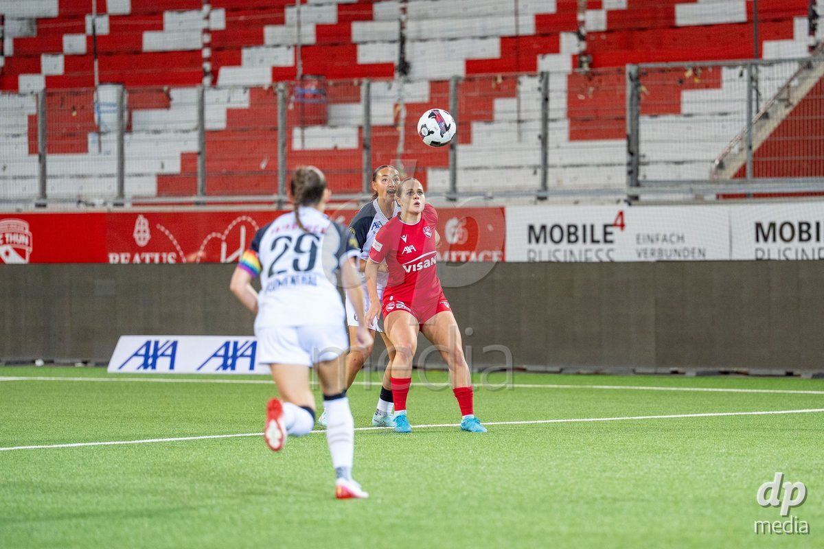 Switzerland: AXA Womens Super League 2025/26, FC Thun vs FC Zurich - Stockhorn Arena, Thun: Rilana Ueltschi (29 Thun) in duel with Shanae Tsawa (16 Zurich)