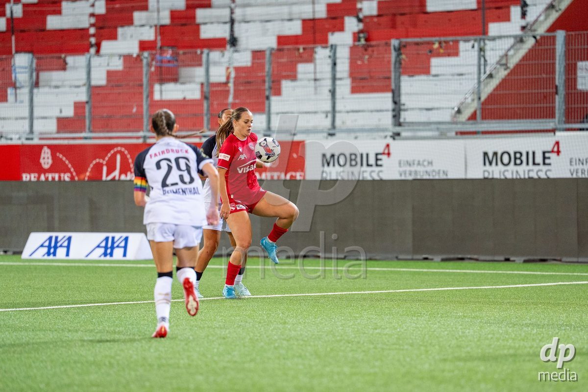 Switzerland: AXA Womens Super League 2025/26, FC Thun vs FC Zurich - Stockhorn Arena, Thun: Rilana Ueltschi (29 Thun) in duel with Borbala Dora Vincze (19 Zurich)