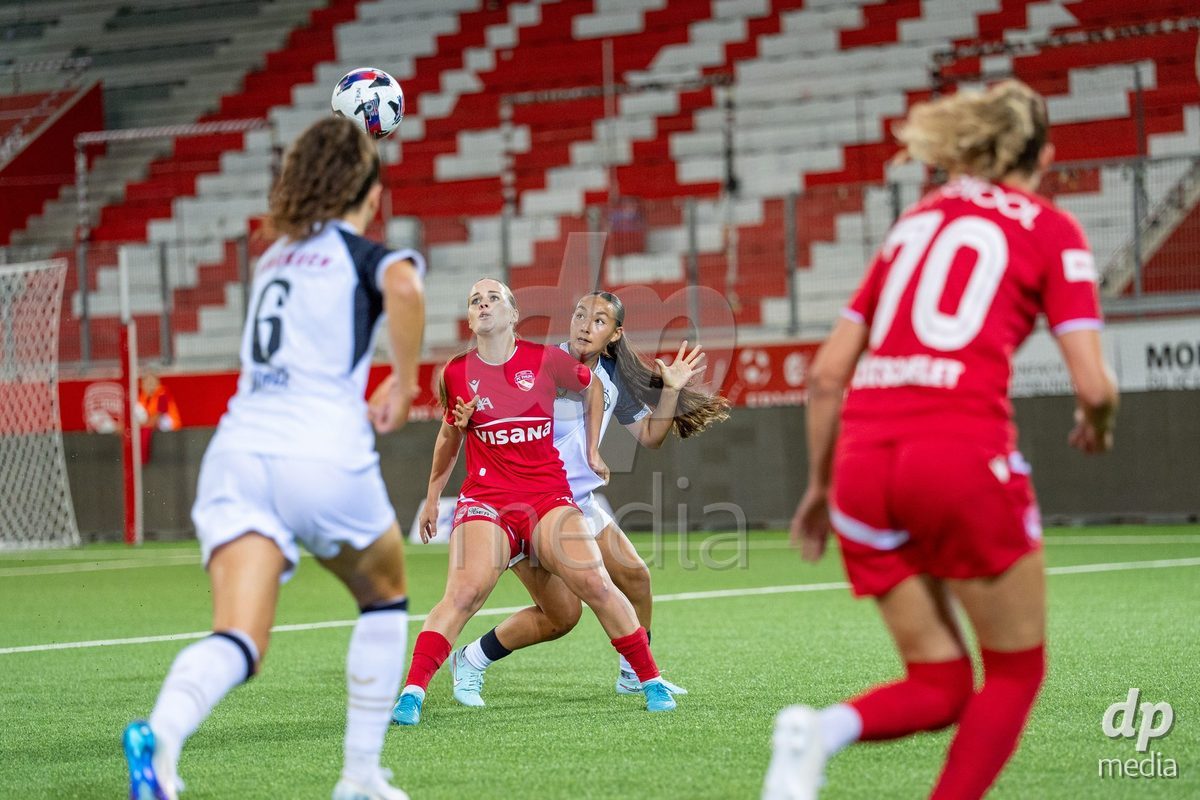 Switzerland: AXA Womens Super League 2025/26, FC Thun vs FC Zurich - Stockhorn Arena, Thun: Rilana Ueltschi (29 Thun) in duel with Shanae Tsawa (16 Zurich)