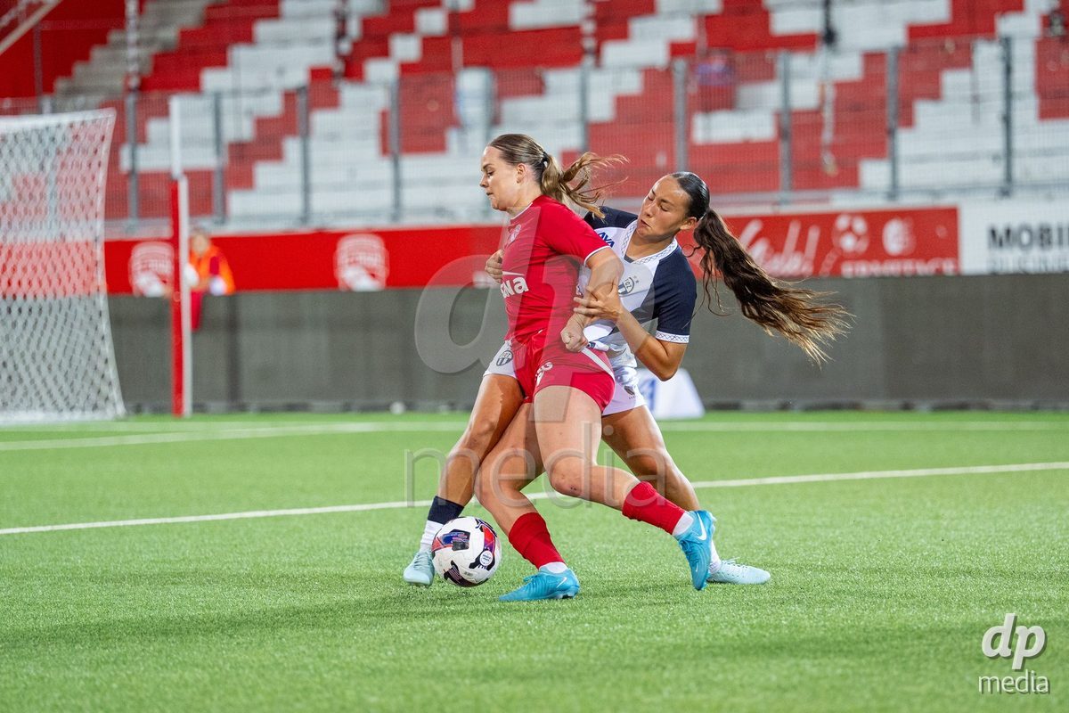 Switzerland: AXA Womens Super League 2025/26, FC Thun vs FC Zurich - Stockhorn Arena, Thun: Rilana Ueltschi (29 Thun) in duel with Shanae Tsawa (16 Zurich)