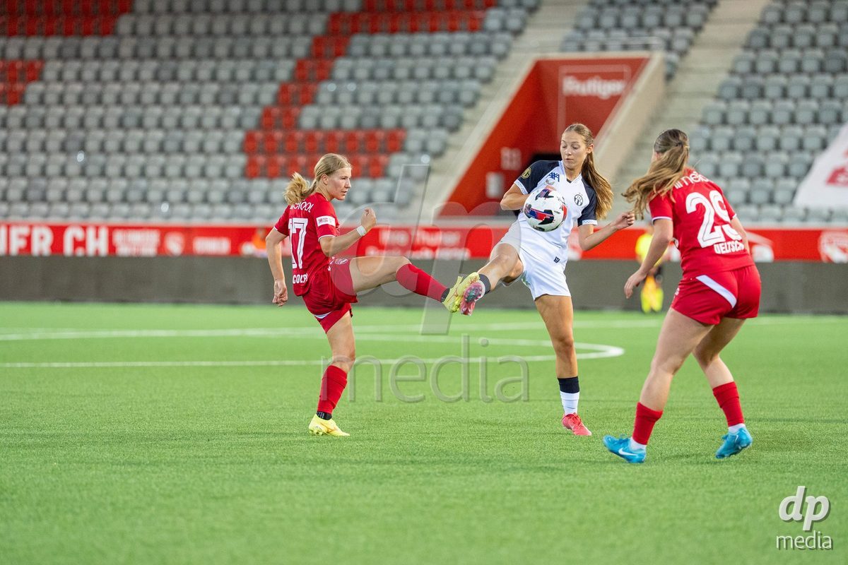 Switzerland: AXA Womens Super League 2025/26, FC Thun vs FC Zurich - Stockhorn Arena, Thun: Lara Colpi (17 Thun) in duel with Martina Cavar (20 Zurich)
