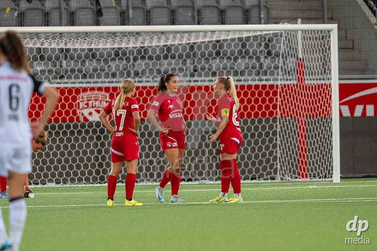 Switzerland: AXA Womens Super League 2025/26, FC Thun vs FC Zurich - Stockhorn Arena, Thun: Shenia Schmid (61 Thun) speaks with Alisha Heiniger (6 Thun) and Lara Colpi (17 Thun)