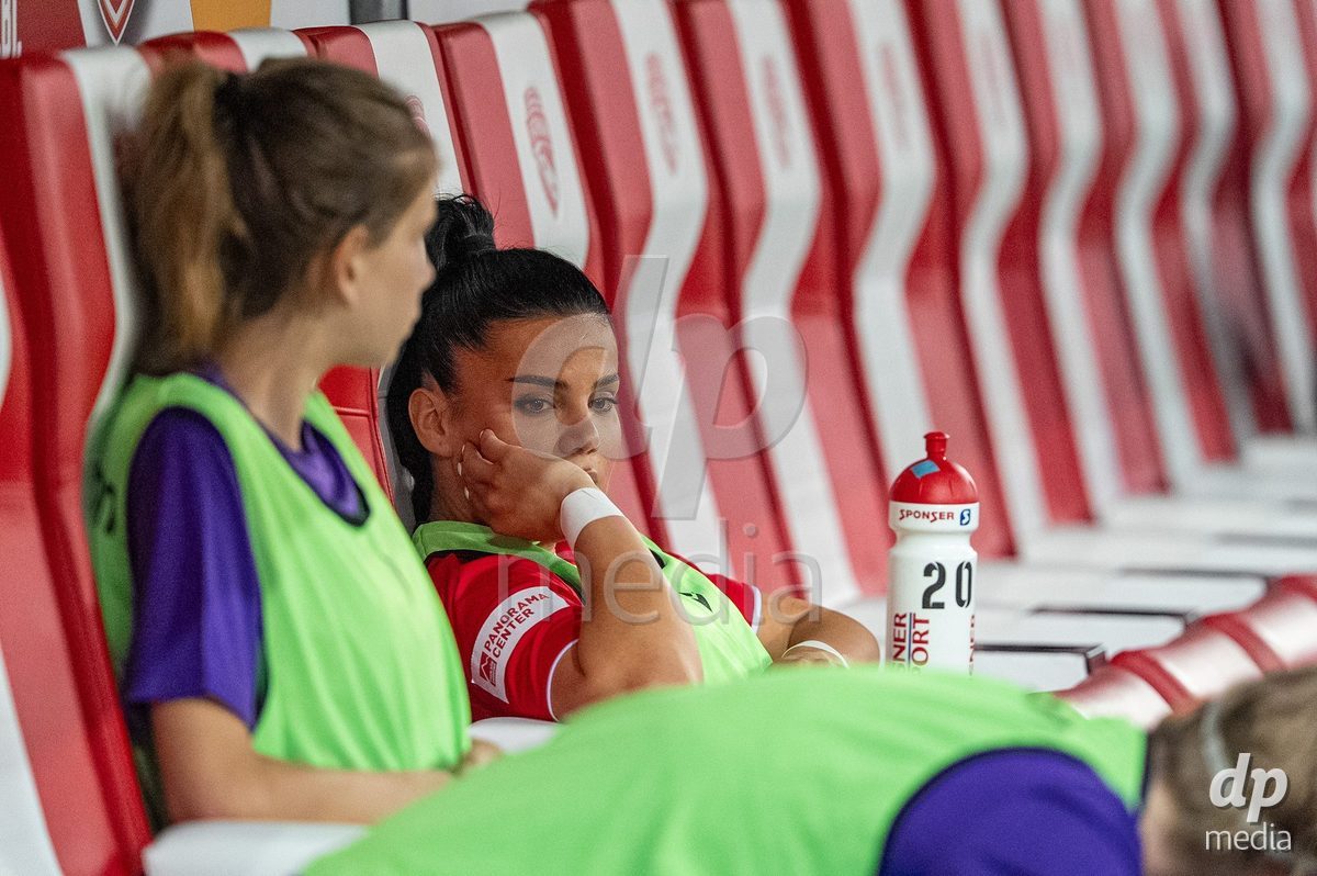 Switzerland: AXA Womens Super League 2025/26, FC Thun vs FC Zurich - Stockhorn Arena, Thun: Mimoza Hamidi (7 Thun) sits on the bench