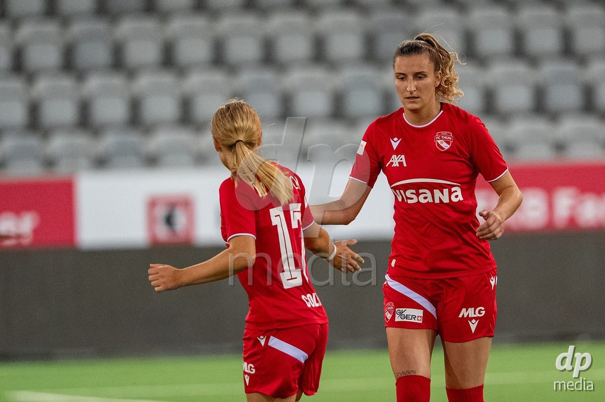 Switzerland: AXA Womens Super League 2025/26, FC Thun vs FC Zurich - Stockhorn Arena, Thun: Celine Batschelet (70 Thun) with Lara Colpi (17 Thun) after big chance