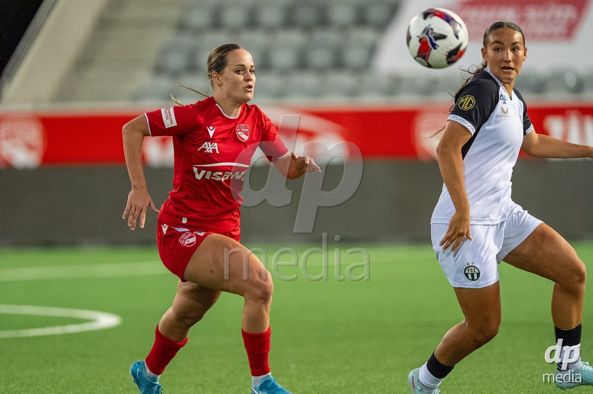 Switzerland: AXA Womens Super League 2025/26, FC Thun vs FC Zurich - Stockhorn Arena, Thun: Rilana Ueltschi (29 Thun) in duel with Shanae Tsawa (16 Zurich)