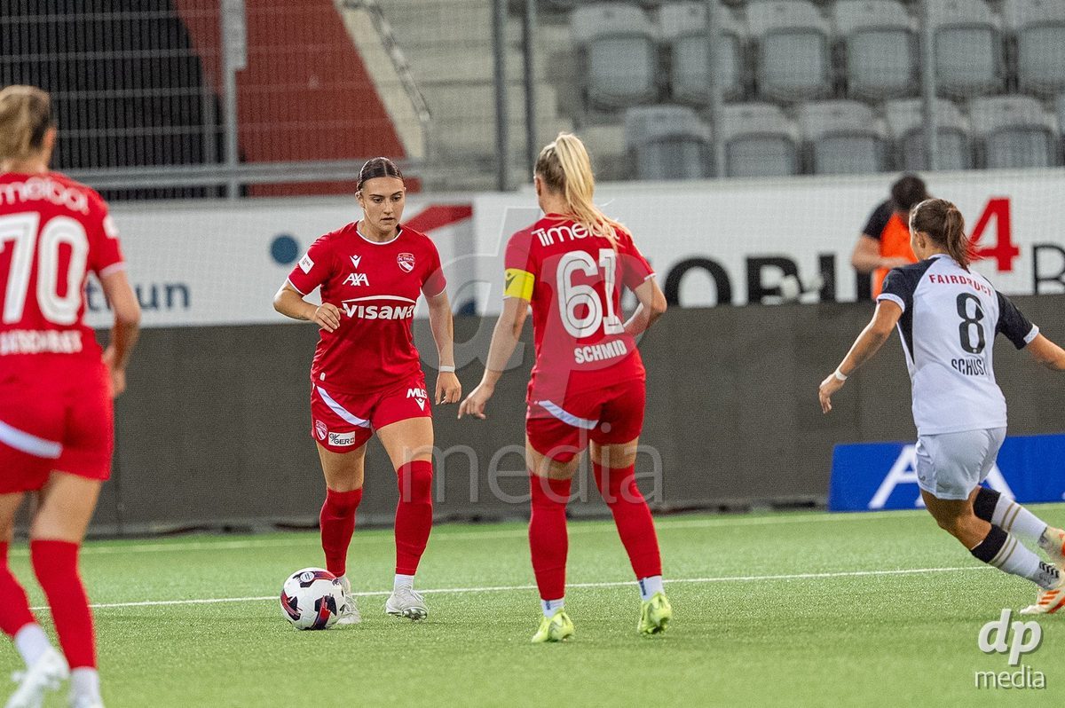 Switzerland: AXA Womens Super League 2025/26, FC Thun vs FC Zurich - Stockhorn Arena, Thun: Jael Jost (77 Thun) in action with Shenia Schmid (61 Thun)