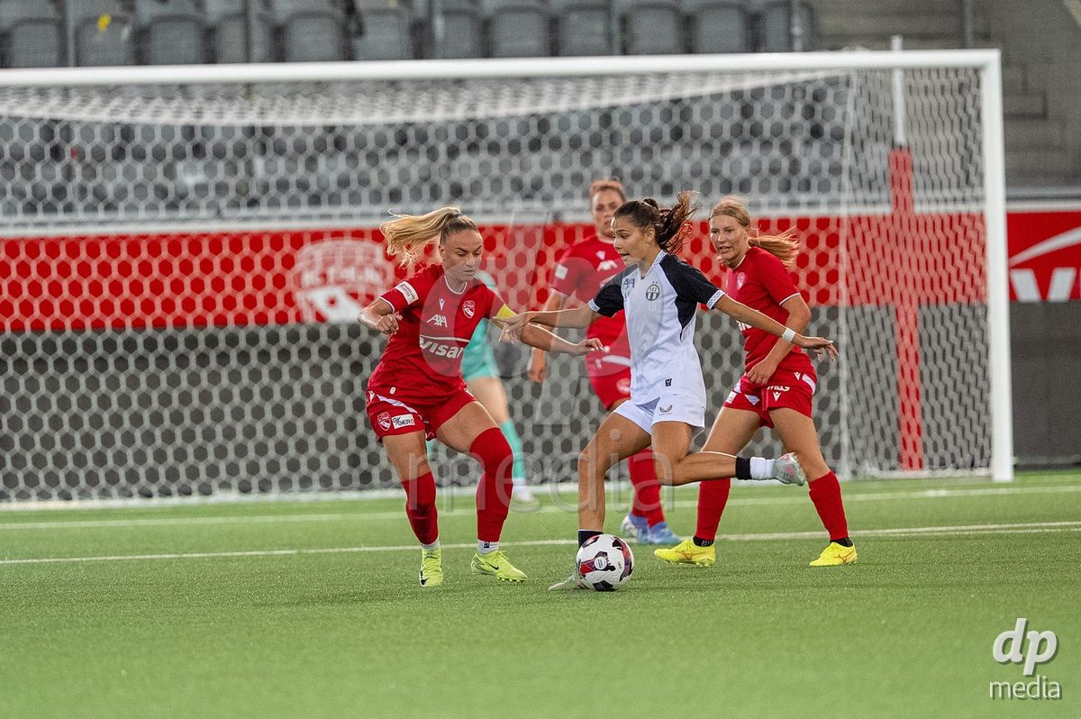 Switzerland: AXA Womens Super League 2025/26, FC Thun vs FC Zurich - Stockhorn Arena, Thun: Shenia Schmid (61 Thun) is defending against Borbala Dora Vincze (19 Zurich)