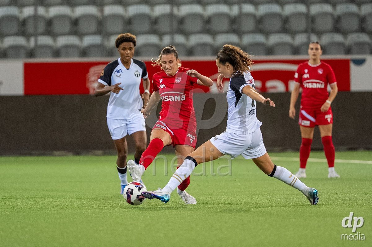 Switzerland: AXA Womens Super League 2025/26, FC Thun vs FC Zurich - Stockhorn Arena, Thun: Celine Batschelet (70 Thun) in duel with Luana Bürge (Luana Burge) (6 Zurich)