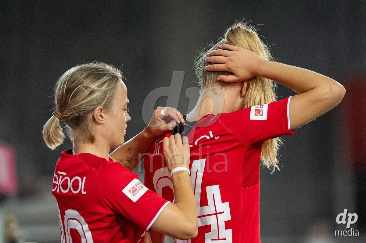 Switzerland: AXA Womens Super League 2025/26, FC Thun vs FC Zurich - Stockhorn Arena, Thun: Maelle Raetzo (30 Thun) is preparing the GPS tracker from Celine Schmid (34 Thun)