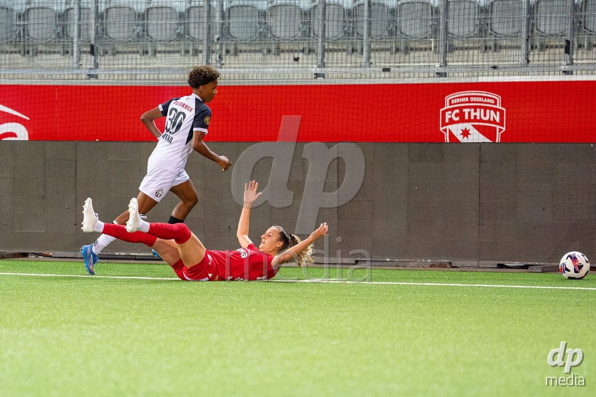 Switzerland: AXA Womens Super League 2025/26, FC Thun vs FC Zurich - Stockhorn Arena, Thun: Celine Batschelet (70 Thun) lies on the ground after foul