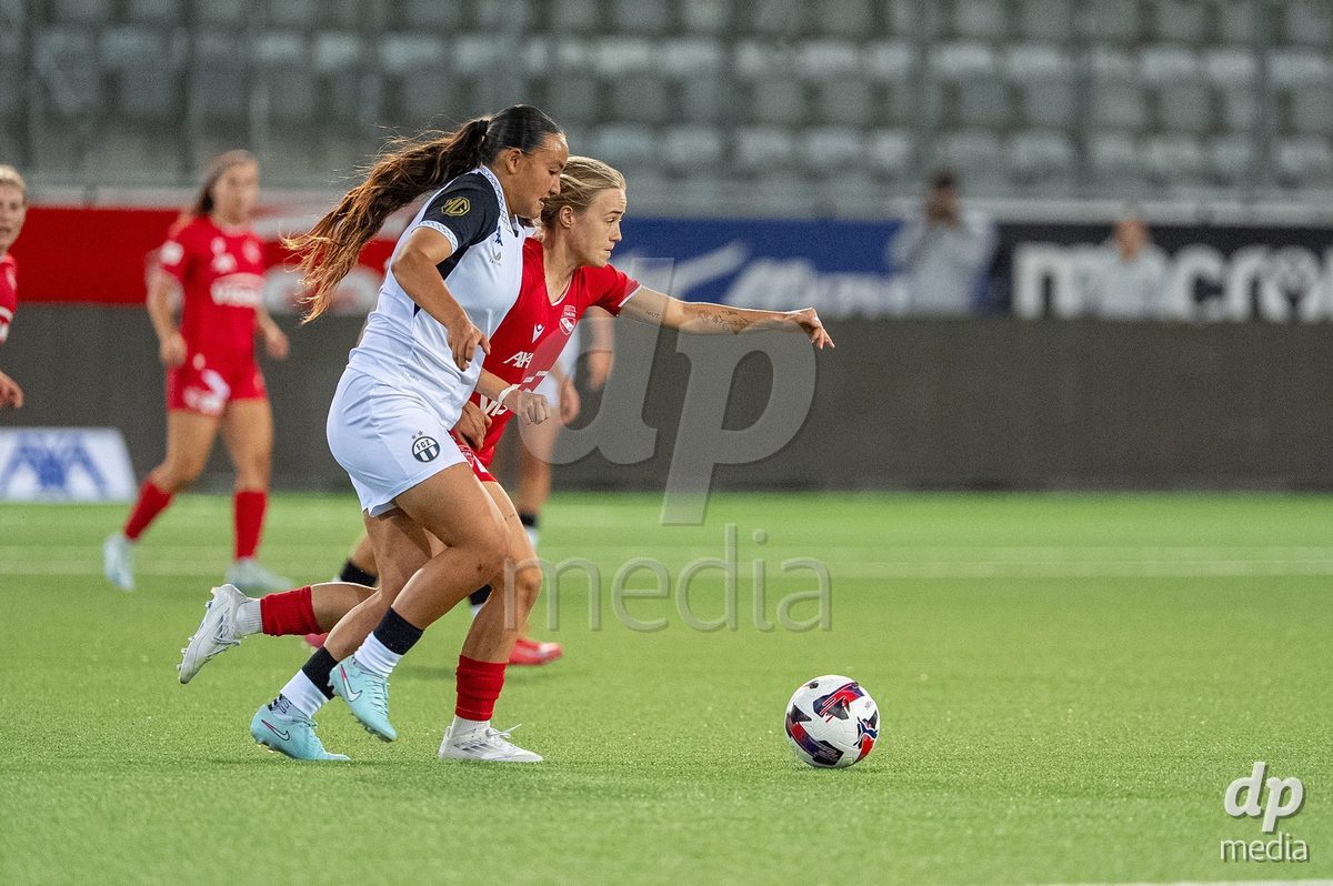 Switzerland: AXA Womens Super League 2025/26, FC Thun vs FC Zurich - Stockhorn Arena, Thun: Lara Colpi (17 Thun) in duel with Borbala Dora Vincze (19 Zurich)