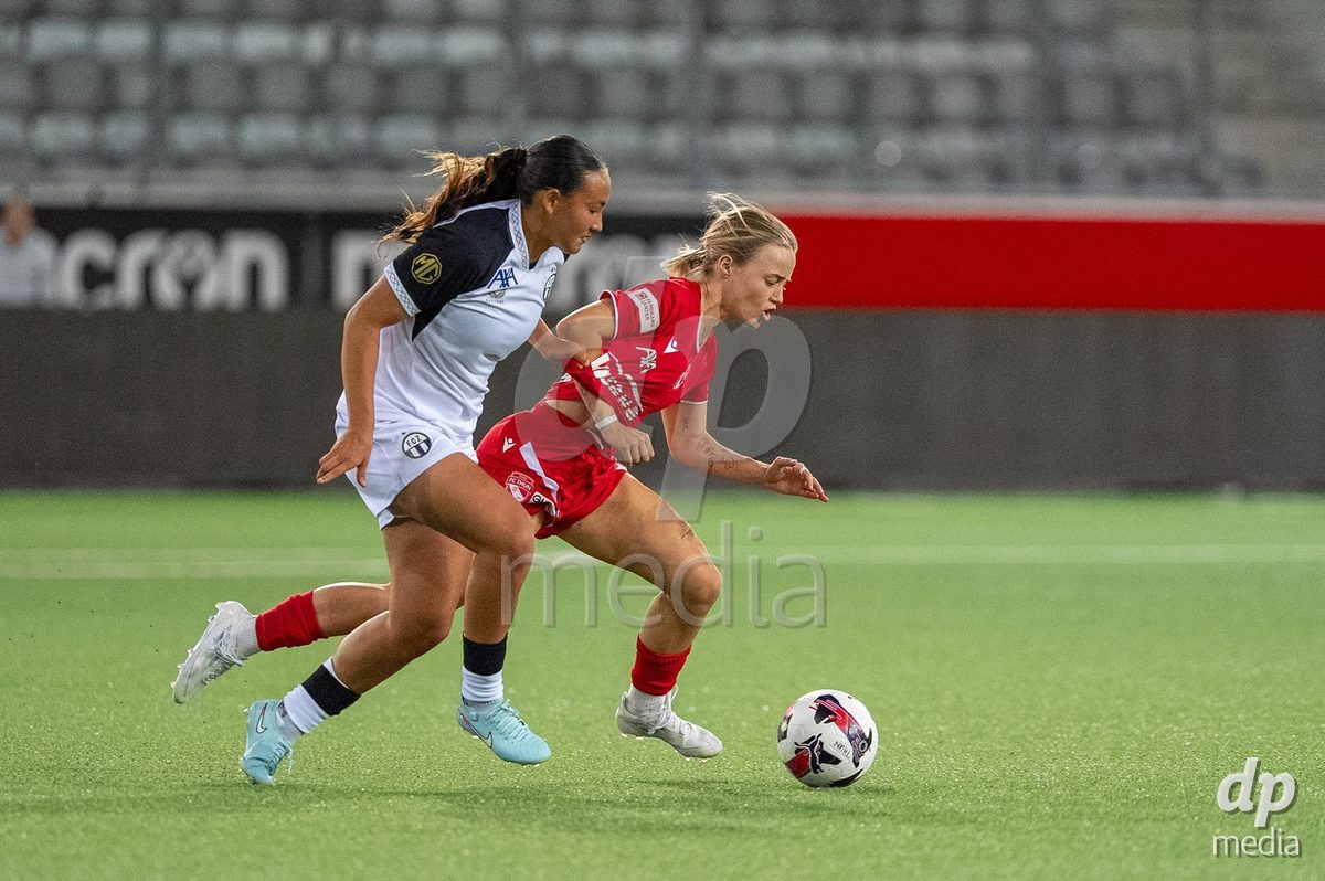Switzerland: AXA Womens Super League 2025/26, FC Thun vs FC Zurich - Stockhorn Arena, Thun: Maelle Raetzo (30 Thun) in duel with Shanae Tsawa (16 Zurich)