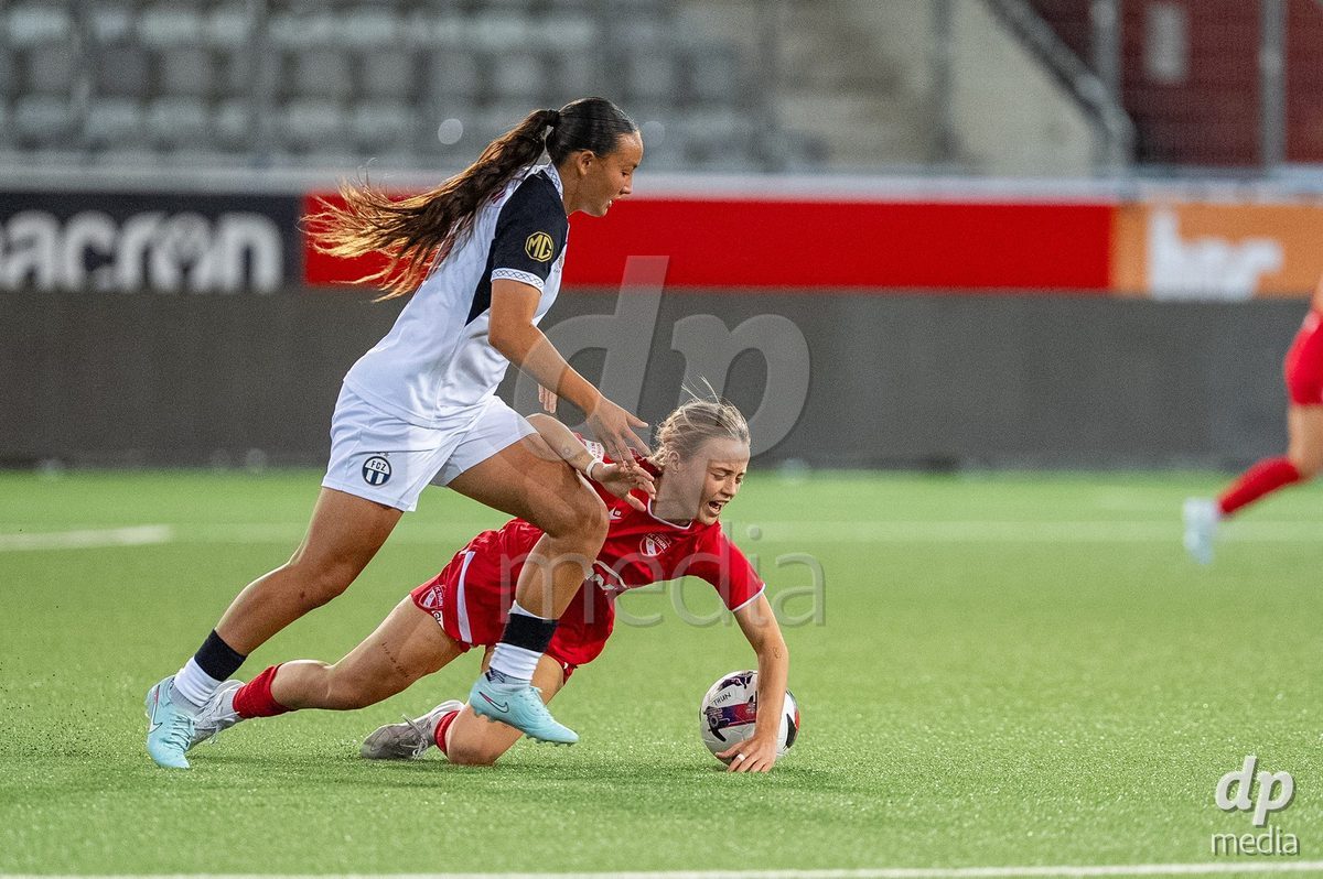 Switzerland: AXA Womens Super League 2025/26, FC Thun vs FC Zurich - Stockhorn Arena, Thun: Maelle Raetzo (30 Thun) in duel with Shanae Tsawa (16 Zurich)