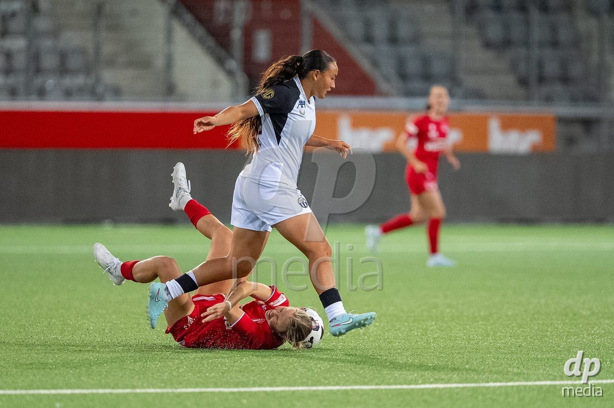 Switzerland: AXA Womens Super League 2025/26, FC Thun vs FC Zurich - Stockhorn Arena, Thun: Maelle Raetzo (30 Thun) in duel with Shanae Tsawa (16 Zurich)