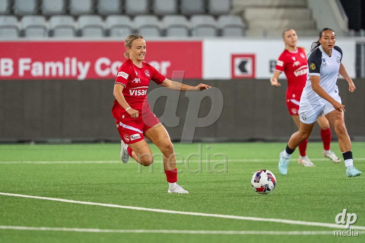 Switzerland: AXA Womens Super League 2025/26, FC Thun vs FC Zurich - Stockhorn Arena, Thun: Lara Colpi (17 Thun) in action
