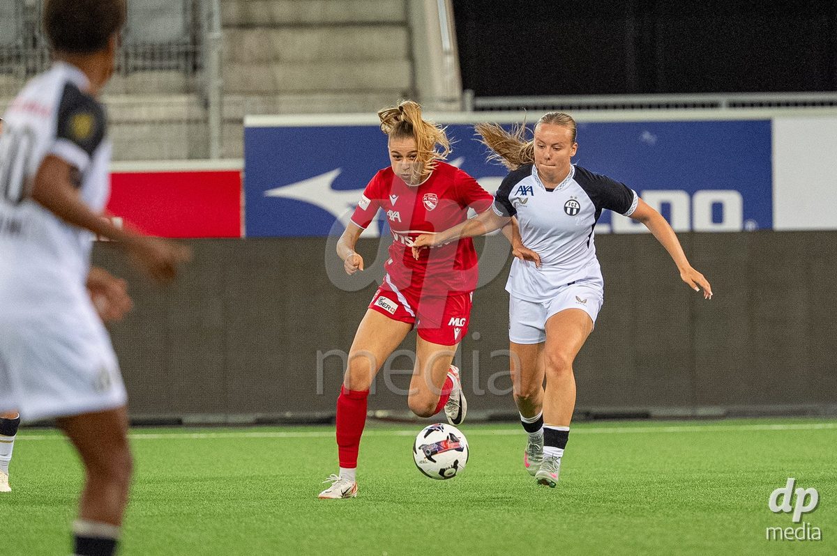 Switzerland: AXA Womens Super League 2025/26, FC Thun vs FC Zurich - Stockhorn Arena, Thun: Celine Schmid (34 Thun) in duel with Larissa Uetz (22 Zurich)