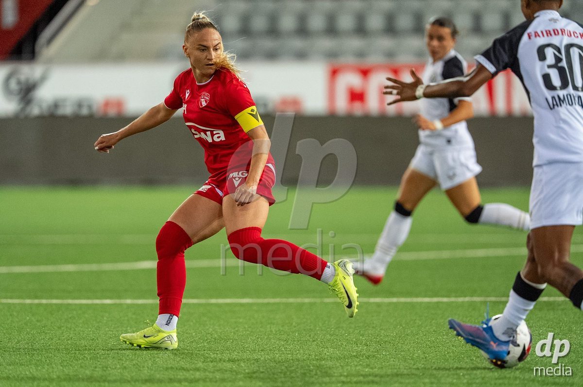 Switzerland: AXA Womens Super League 2025/26, FC Thun vs FC Zurich - Stockhorn Arena, Thun: Shenia Schmid (61 Thun) is defending