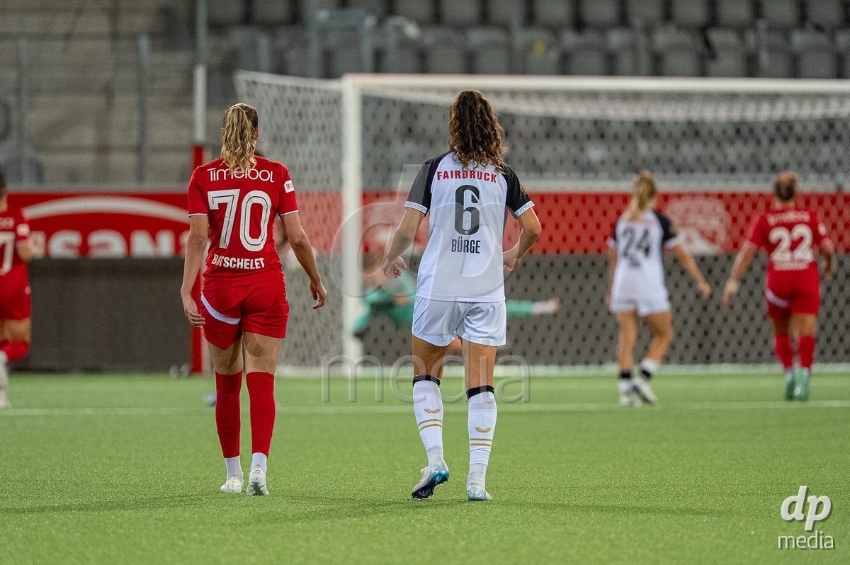 Switzerland: AXA Womens Super League 2025/26, FC Thun vs FC Zurich - Stockhorn Arena, Thun: Celine Batschelet (70 Thun) and Luana Bürge (Luana Burge) (6 Zurich) look for the ball