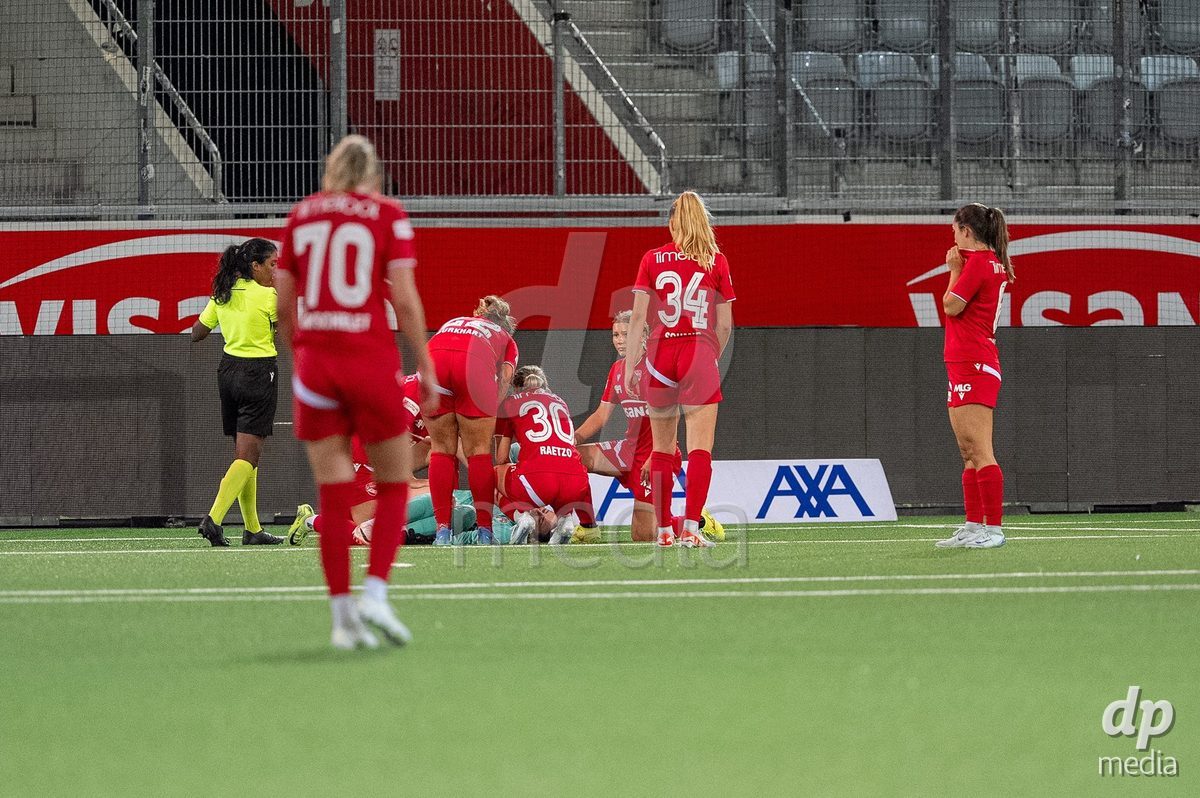 Switzerland: AXA Womens Super League 2025/26, FC Thun vs FC Zurich - Stockhorn Arena, Thun: Daria Willimann (16 Thun) injured on the field