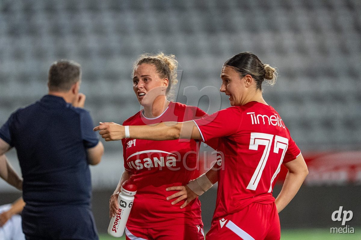 Switzerland: AXA Womens Super League 2025/26, FC Thun vs FC Zurich - Stockhorn Arena, Thun: Jael Jost (77 Thun) with Alana Burkhart (22 Thun) during a break