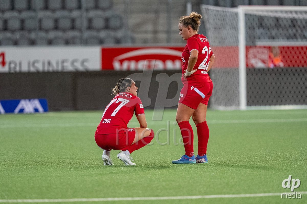 Switzerland: AXA Womens Super League 2025/26, FC Thun vs FC Zurich - Stockhorn Arena, Thun: Jael Jost (77 Thun) speaks with Alana Burkhart (22 Thun)