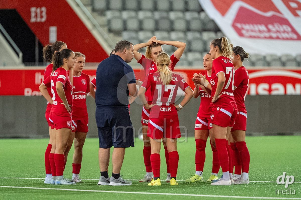 Switzerland: AXA Womens Super League 2025/26, FC Thun vs FC Zurich - Stockhorn Arena, Thun: Head Coach Julien Marendaz (Thun) speaks with the players