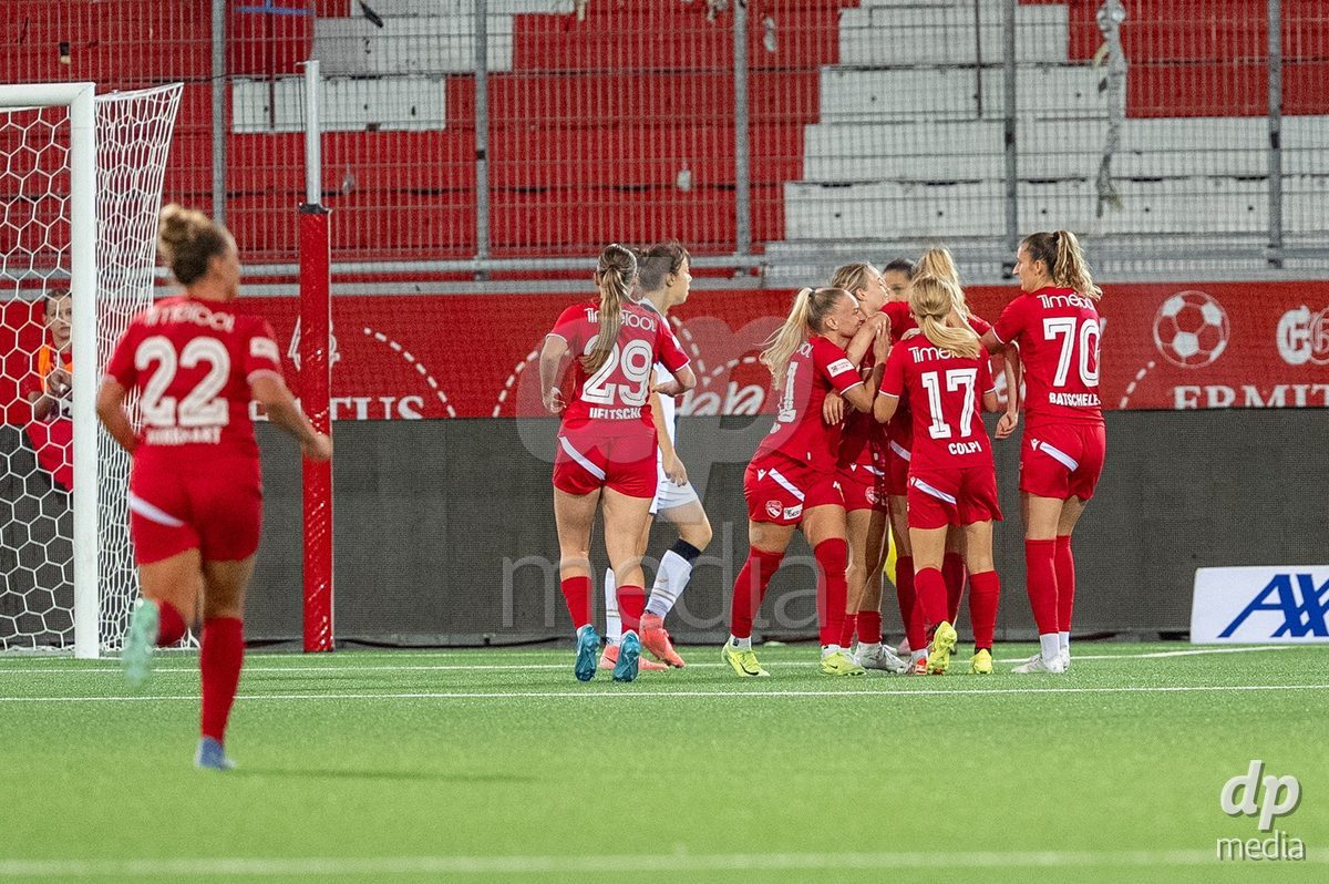 Switzerland: AXA Womens Super League 2025/26, FC Thun vs FC Zurich - Stockhorn Arena, Thun: Celine Schmid (34 Thun) celebrates after scoring her team's first goal with teammates