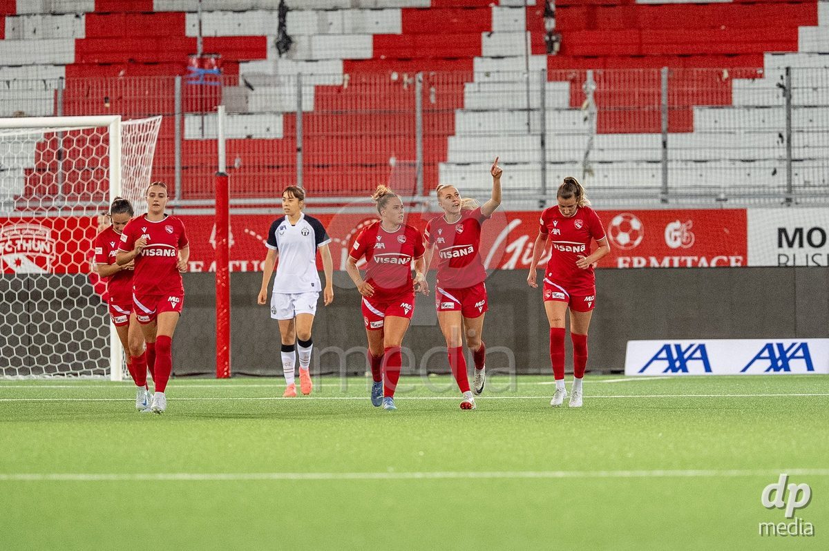 Switzerland: AXA Womens Super League 2025/26, FC Thun vs FC Zurich - Stockhorn Arena, Thun: Celine Schmid (34 Thun) celebrates after scoring her team's first goal with teammates