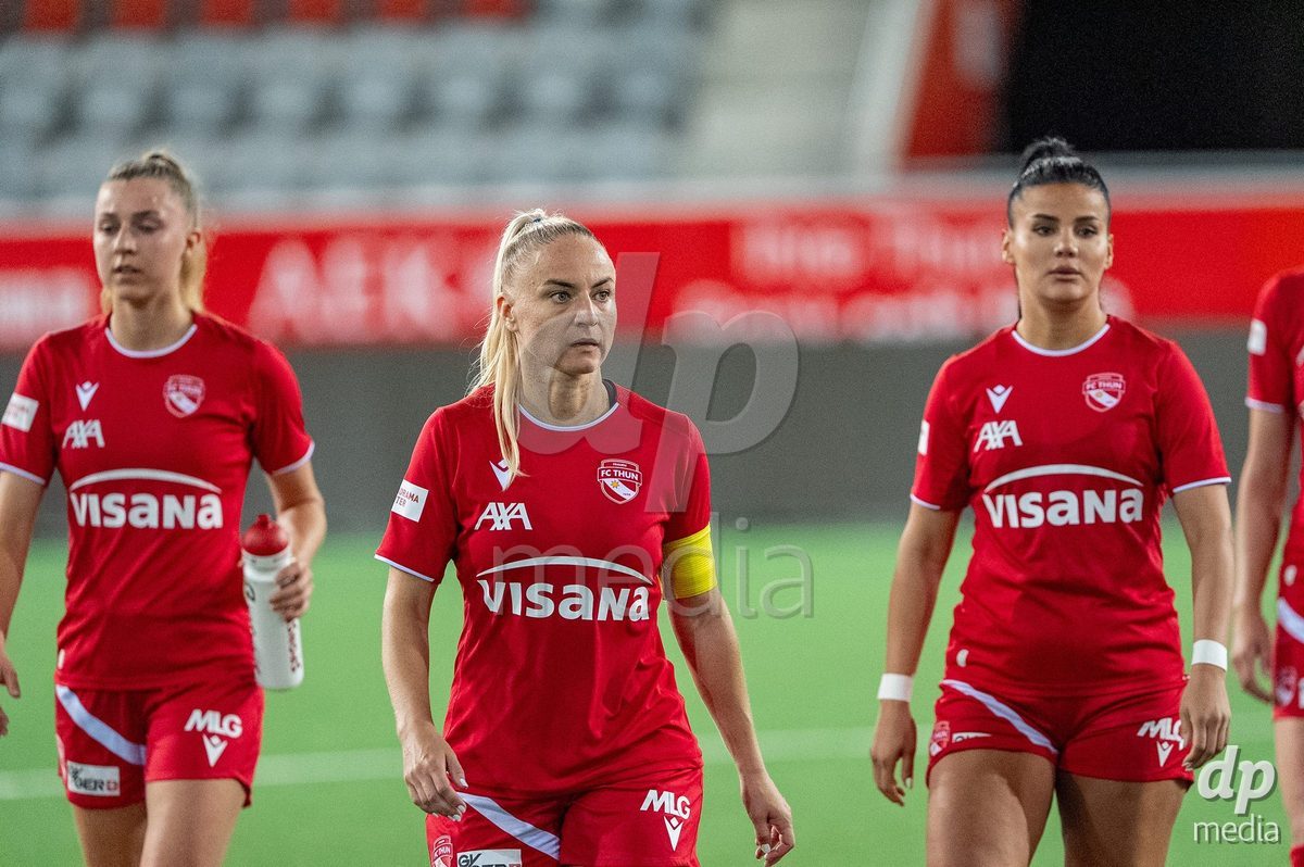 Switzerland: AXA Womens Super League 2025/26, FC Thun vs FC Zurich - Stockhorn Arena, Thun: Shenia Schmid (61 Thun) with the team after loosing the game