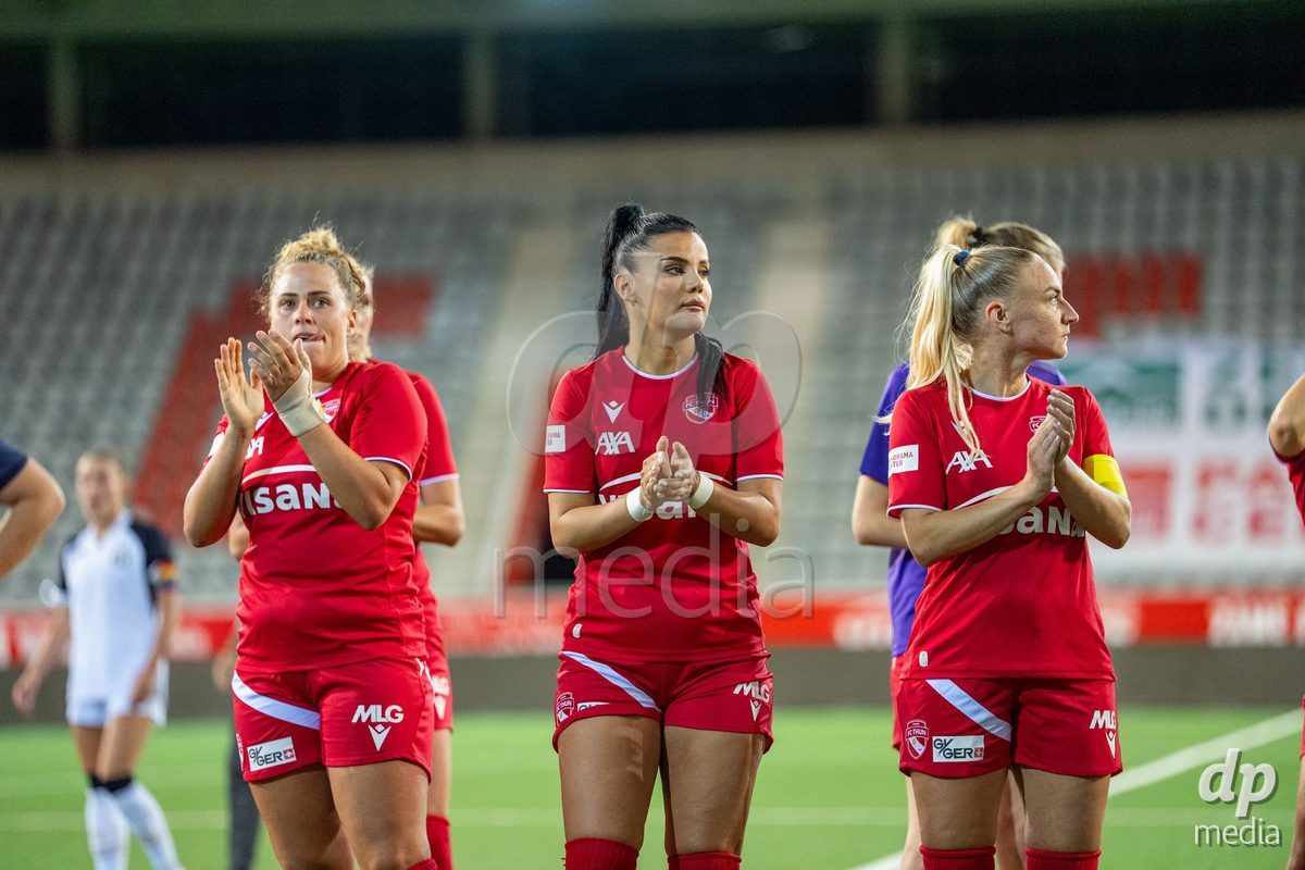 Switzerland: AXA Womens Super League 2025/26, FC Thun vs FC Zurich - Stockhorn Arena, Thun: Alana Burkhart (22 Thun), Mimoza Hamidi (7 Thun) and Shenia Schmid (61 Thun) in front of the fans after losing the game
