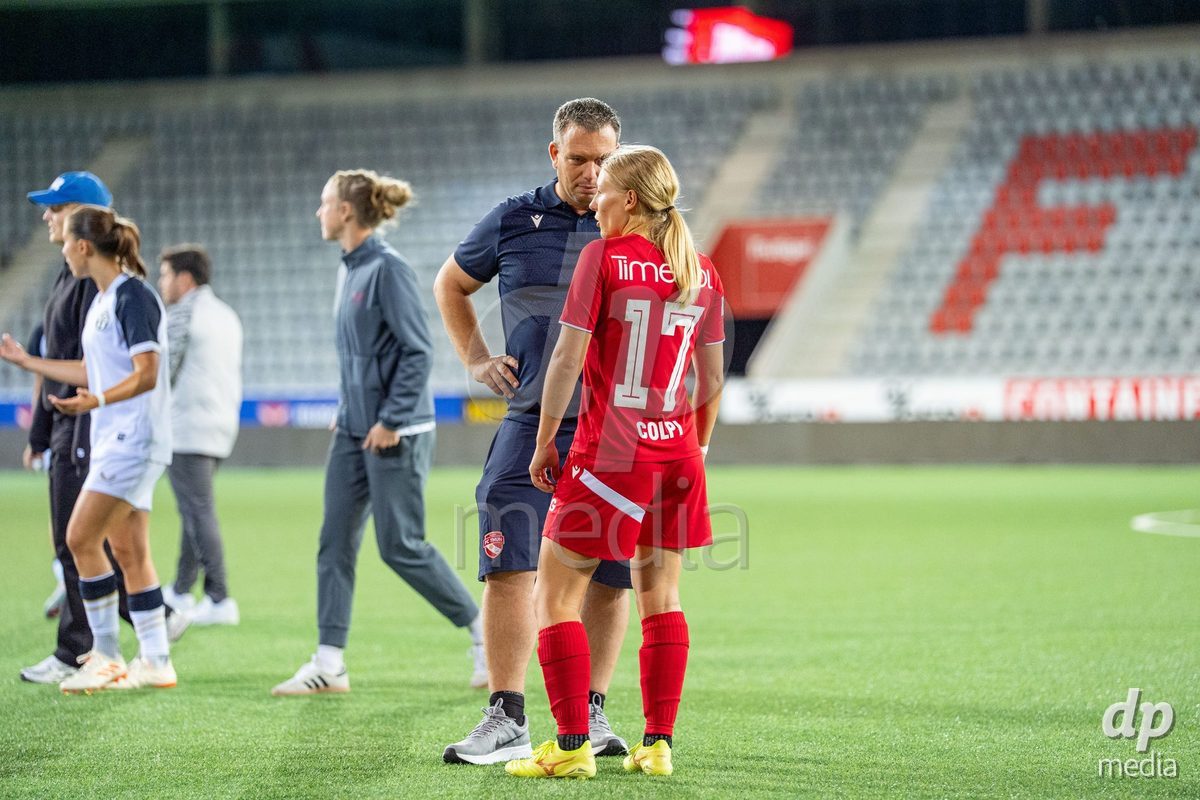 Switzerland: AXA Womens Super League 2025/26, FC Thun vs FC Zurich - Stockhorn Arena, Thun: Lara Colpi (17 Thun) speaks with coach Julien Marendaz