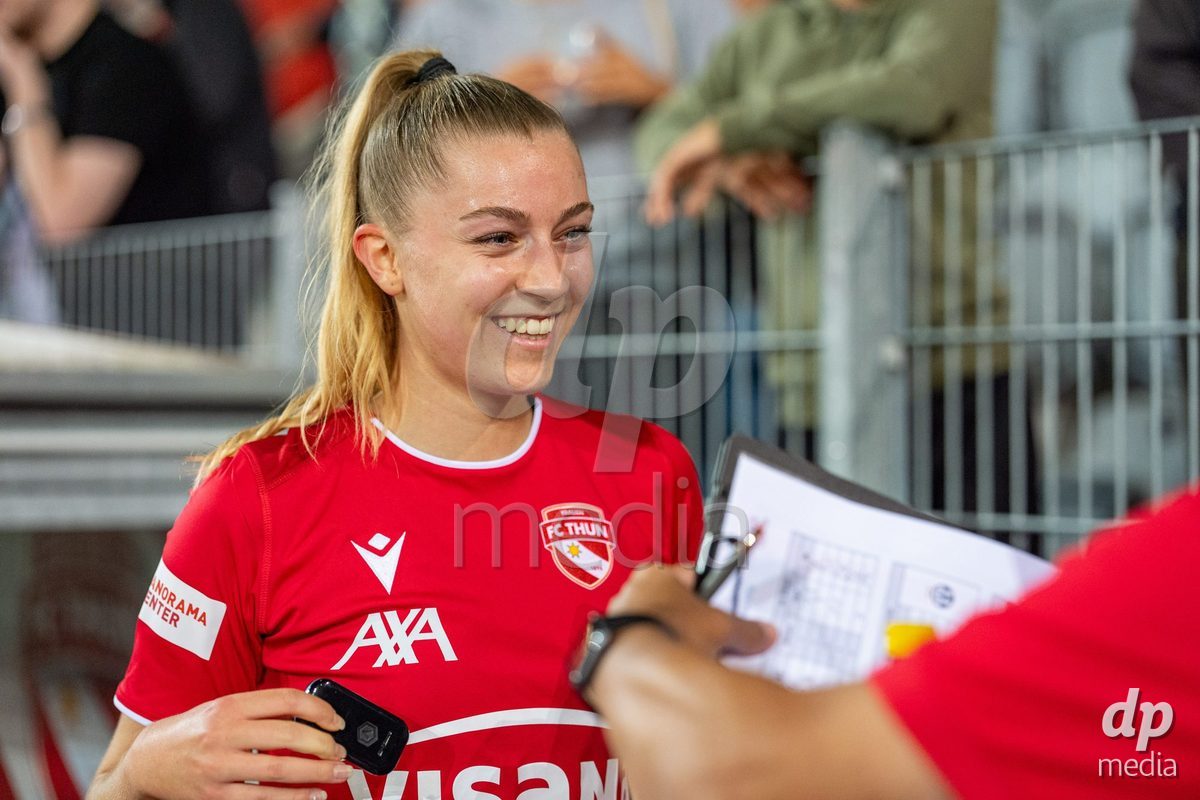 Switzerland: AXA Womens Super League 2025/26, FC Thun vs FC Zurich - Stockhorn Arena, Thun: Celine Schmid (34 Thun) after the game