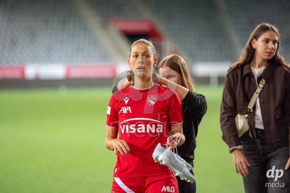 Switzerland: AXA Womens Super League 2025/26, FC Thun vs FC Zurich - Stockhorn Arena, Thun: Sophie Aeberhard (3 Thun) after the game