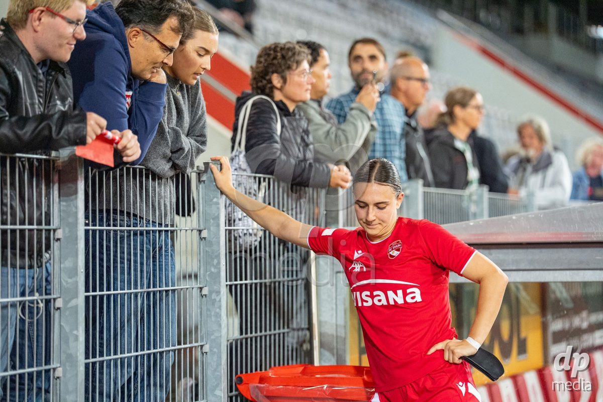Switzerland: AXA Womens Super League 2025/26, FC Thun vs FC Zurich - Stockhorn Arena, Thun: Jael Jost (77 Thun) after the game