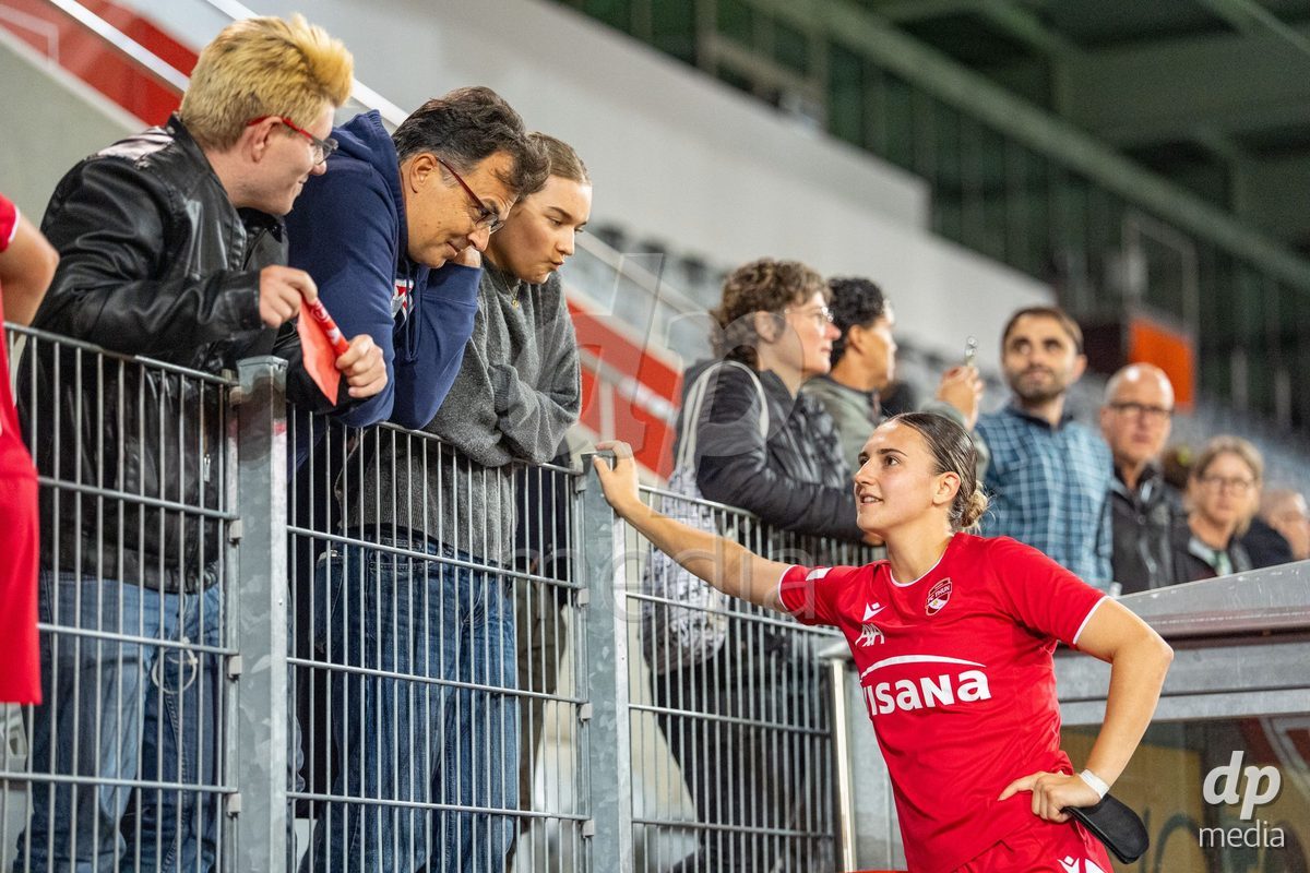 Switzerland: AXA Womens Super League 2025/26, FC Thun vs FC Zurich - Stockhorn Arena, Thun: Jael Jost (77 Thun) after the game