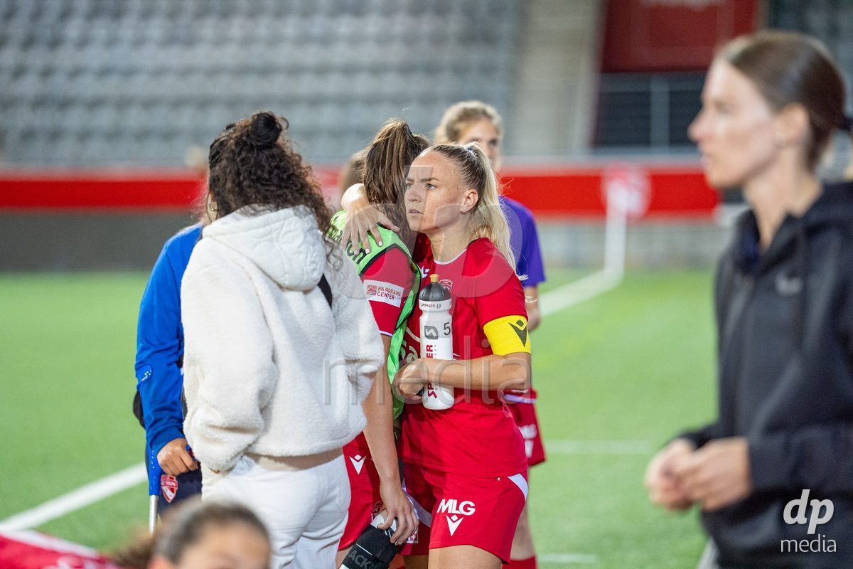 Switzerland: AXA Womens Super League 2025/26, FC Thun vs FC Zurich - Stockhorn Arena, Thun: Shenia Schmid (61 Thun) with teammate after the game