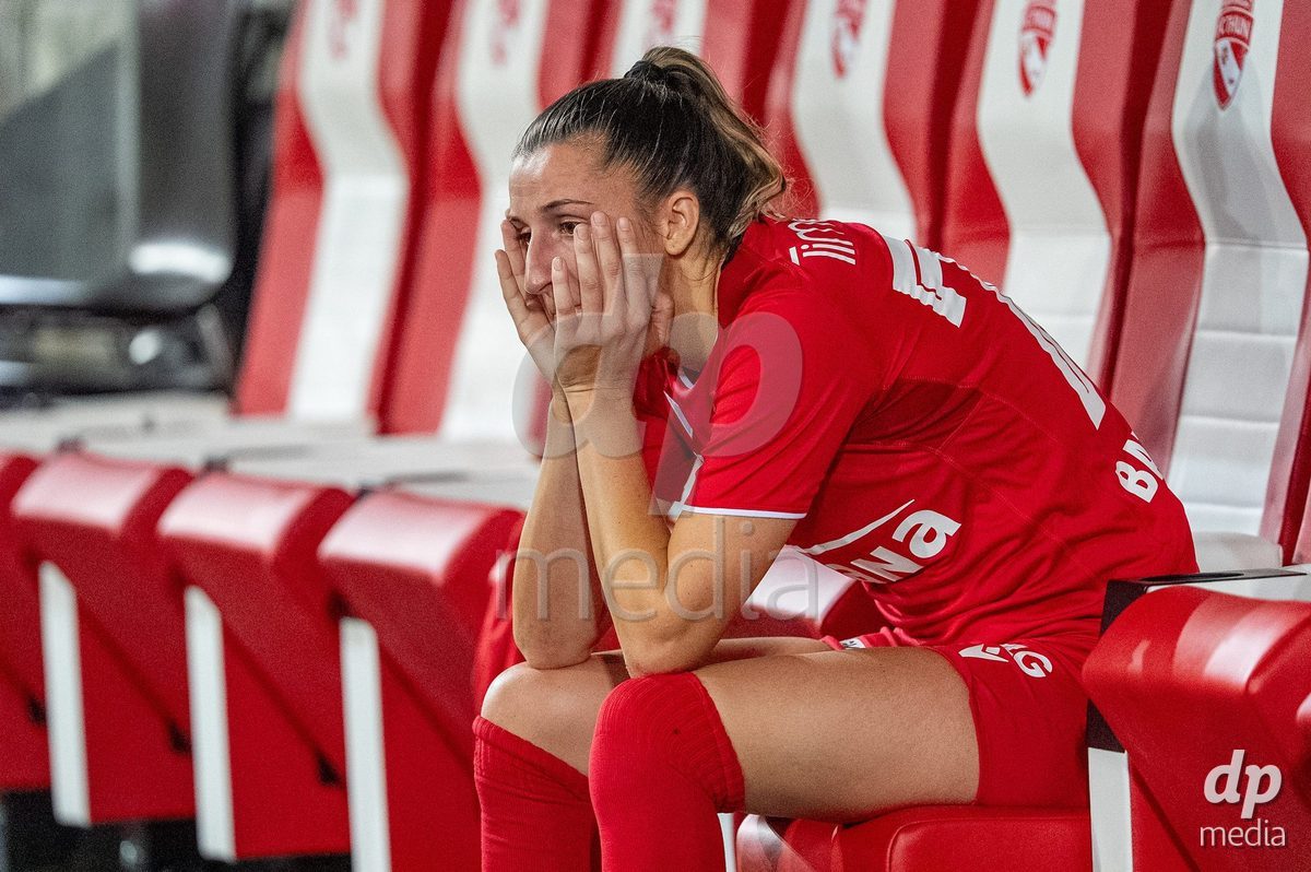 Switzerland: AXA Womens Super League 2025/26, FC Thun vs FC Zurich - Stockhorn Arena, Thun: Celine Batschelet (70 Thun) looks dejected and disappointed after the game