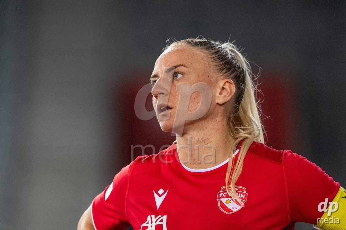 Switzerland: AXA Womens Super League 2025/26, FC Thun vs FC Zurich - Stockhorn Arena, Thun: Shenia Schmid (61 Thun) looks dejected and disappointed after the game