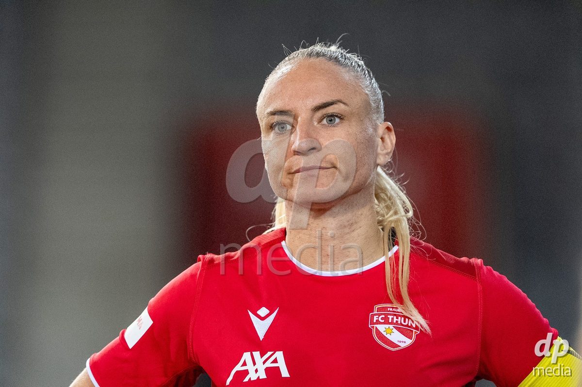 Switzerland: AXA Womens Super League 2025/26, FC Thun vs FC Zurich - Stockhorn Arena, Thun: Shenia Schmid (61 Thun) looks dejected and disappointed after the game