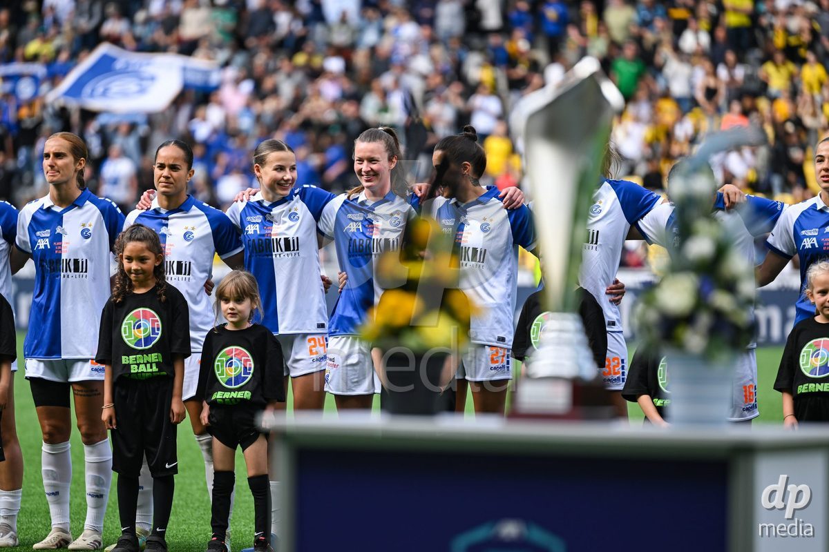 17/05/2025, Bern, Stadion Wankdorf, Women's Super League Final 2: BSC YB Frauen - GC Frauenfussball,  #21 Emma Egli (Grasshopper Club Zurich), #4 Victoria Laino (Grasshopper Club Zurich), #20 Janina Egli (Grasshopper Club Zurich), #24 Giulia Looser (Grasshopper Club Zurich), #22 Morgane Nicoli (Grasshopper Club Zurich)