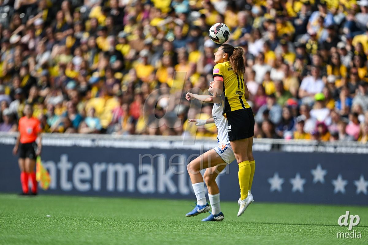 17/05/2025, Bern, Stadion Wankdorf, Women's Super League Final 2: BSC YB Frauen - GC Frauenfussball, #11 Stephanie Waeber (Young Boys) in headball duel with #24 Giulia Looser (GC)