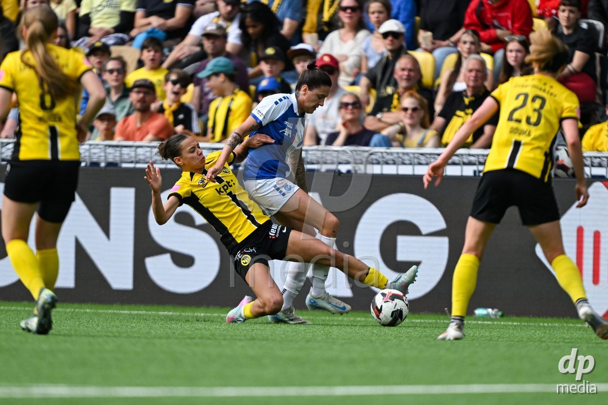 17/05/2025, Bern, Stadion Wankdorf, Women's Super League Final 2: BSC YB Frauen - GC Frauenfussball, #10 Iman Beney (Young Boys) in duel with #27 Melanie Muller (GC)